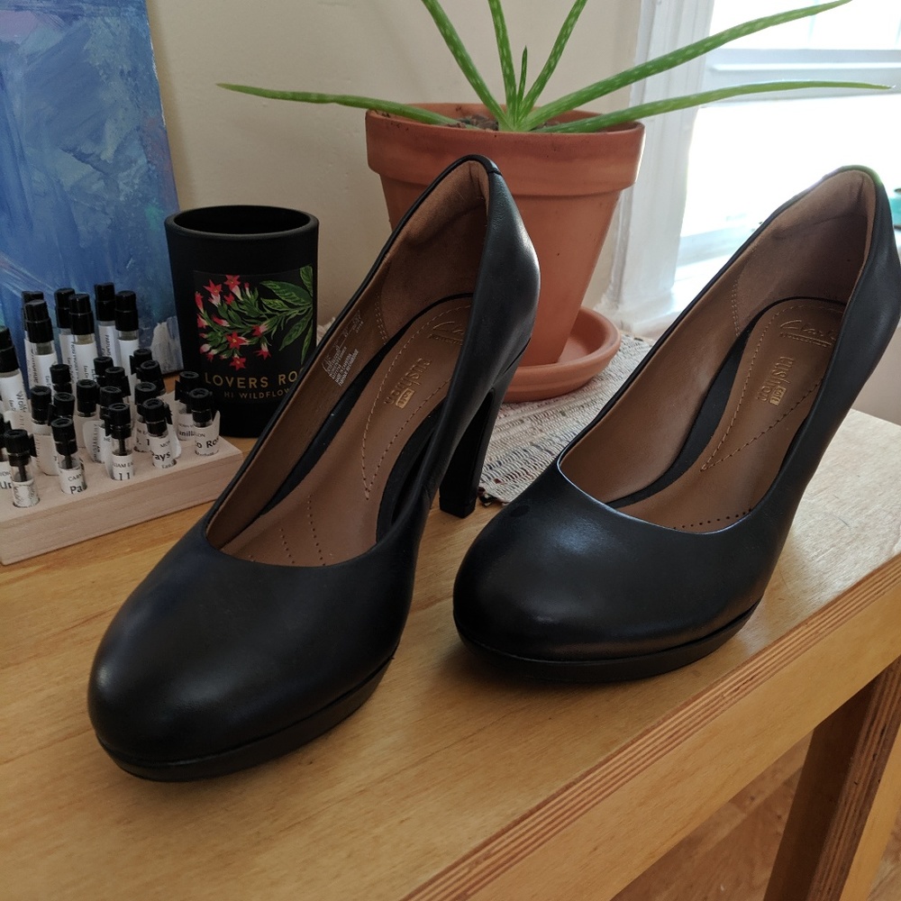 Clarks Women's Brier Dolly Pump Size 6 M Black